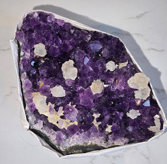 Amethyst bed with Calcite